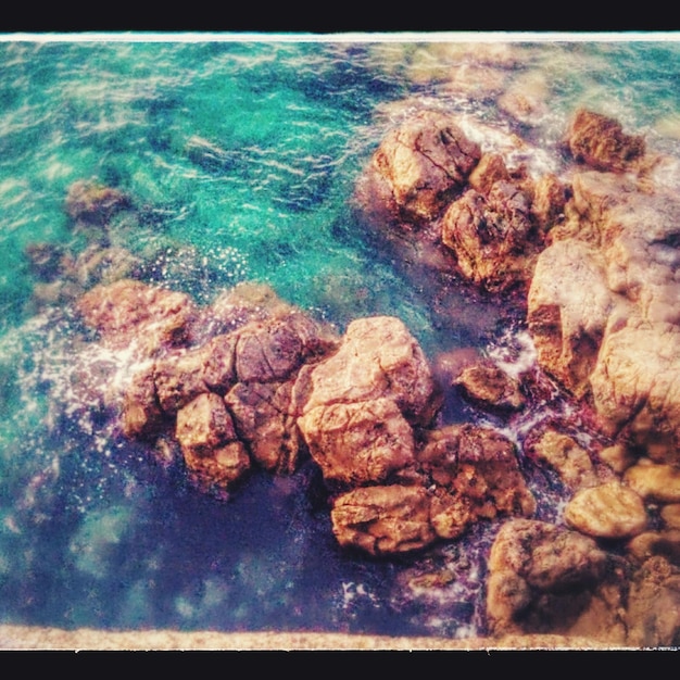Foto pedras no mar