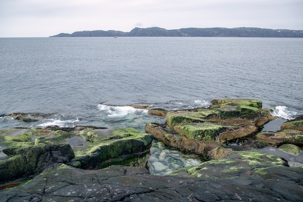 Pedras pitorescas da costa do Mar de Barents