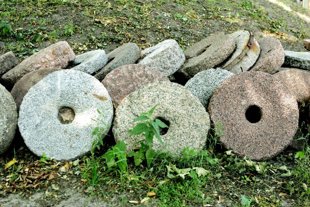 Pedras redondas do moinho velho em paisagens