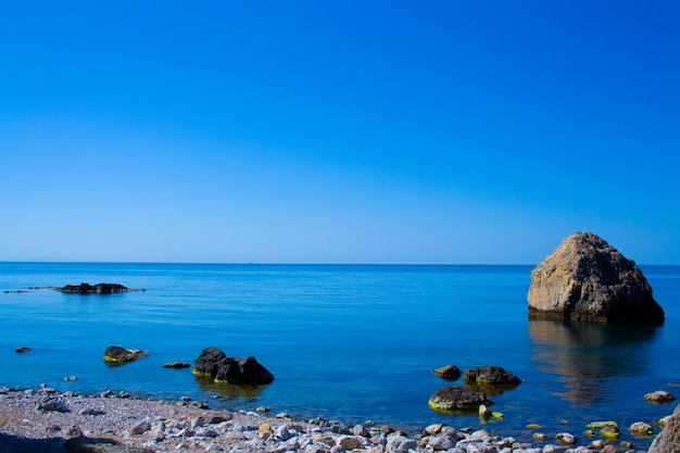 Pedras rochosas no mar Negro ou Mediterrâneo em um dia ensolarado de verão