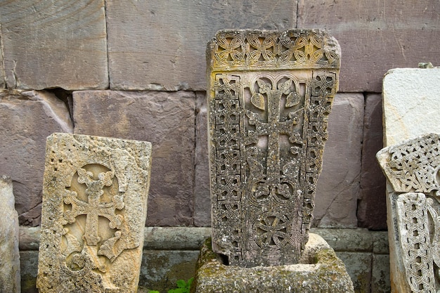 Pedras transversais armênias na igreja