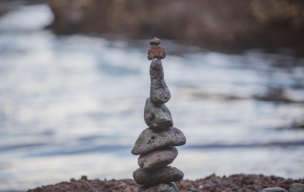 Pedras zen no spa de meditação da praia do mar e harmonia conceito de equilíbrio calmo