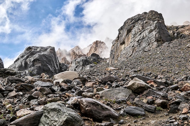 Pedregal de piedras en la ladera de la montaña en el camino a la ruta peligrosa superior en las montañas