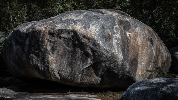 Pedregulho de granito texturizado granulado com bordas afiadas, beleza natural em formação rochosa