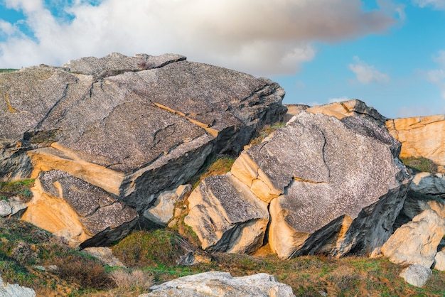 Pedregulhos enormes nas montanhas