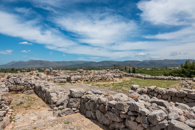 Pedregulhos maciços formam as paredes da fortaleza e palácio de Tiryns na Grécia