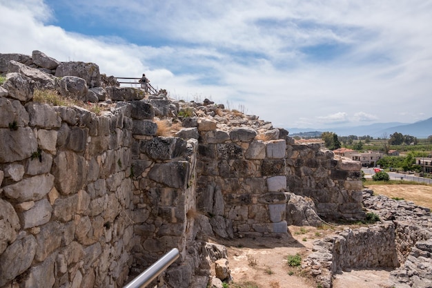 Pedregulhos maciços formam as paredes da fortaleza e palácio de Tiryns na Grécia