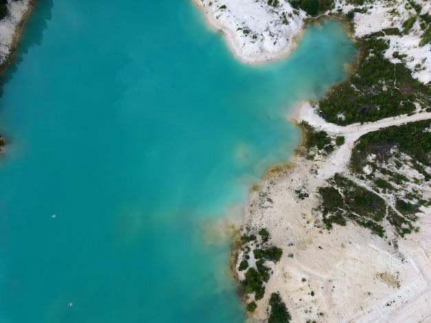 Pedreira de caulim com água turquesa e argila branca. Vista aérea