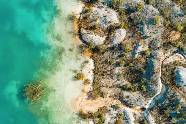 Pedreira de gesso inativo Na pedreira é um lago com água azul