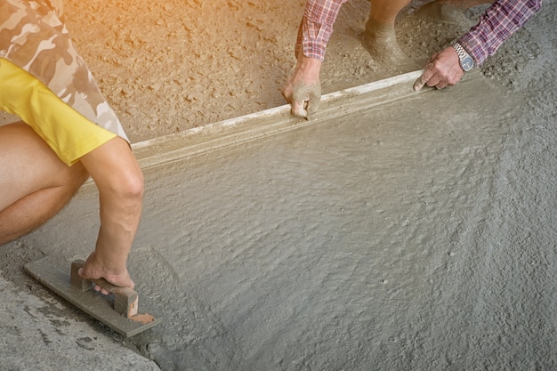 Pedreiros em obras de construção