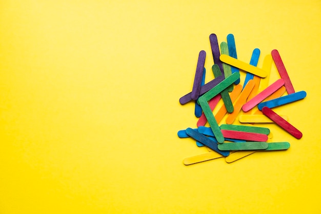 se pega en el espacio libre de fondo amarillo. material de pasatiempos para niños