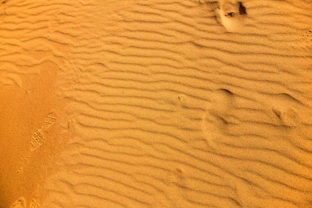 Pegada na areia, vista plana.