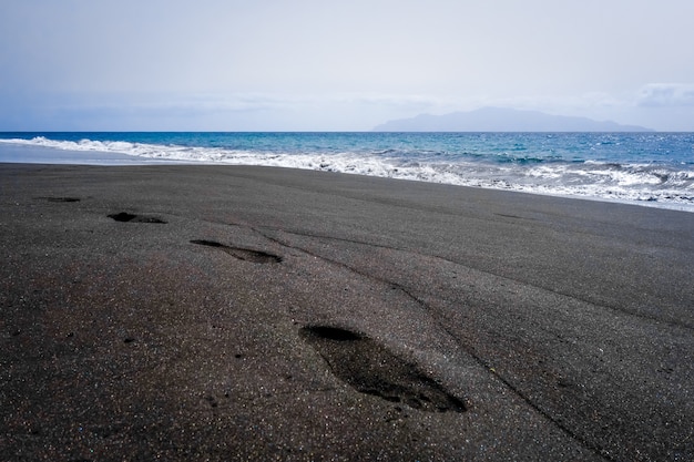 Pegadas em praia de areia preta, Ilha do Fogo, Cabo Verde, África