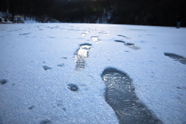 Pegadas humanas na neve