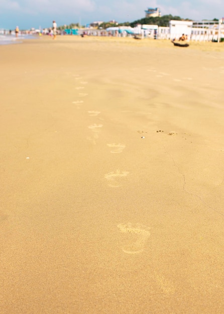 Pegadas na areia da praia do mar