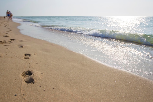 Pegadas na areia de pessoas caminhando ao longo da costa