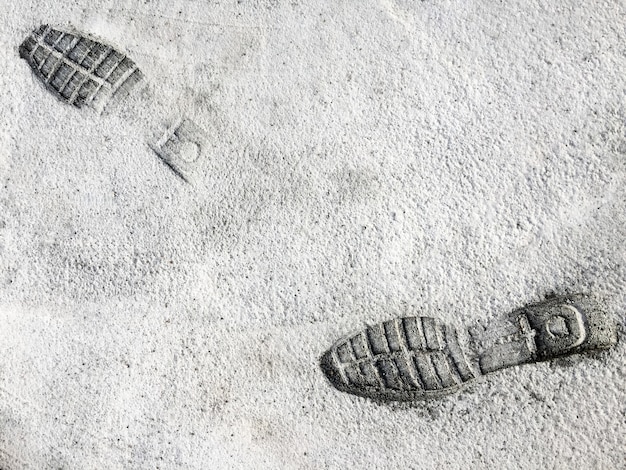 Pegadas (sapatos) em cement road
