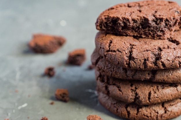 Pegado de galletas de brownie de chocolate sobre fondo de hormigón negro