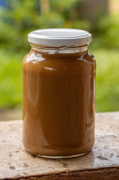 Pegar dulce de leche en un vaso con enfoque selectivo