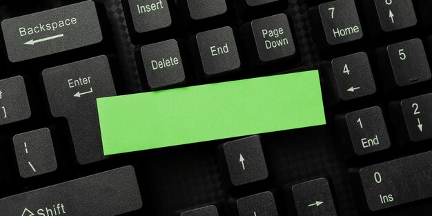 Pegatina de color sobre el teclado negro Información importante escrita sobre papel Imagen con útiles escolares Colección variada Papelería de oficina