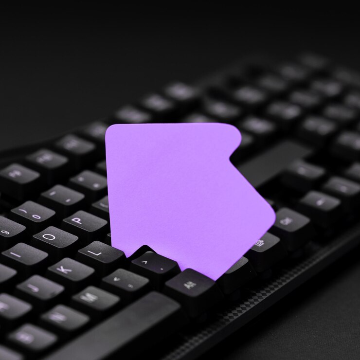Foto pegatina de color sobre el teclado negro información importante escrita sobre papel imagen con útiles escolares colección variada papelería de oficina