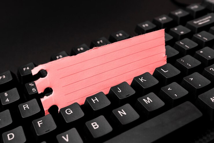 Foto pegatina de color sobre el teclado negro información importante escrita sobre papel imagen con útiles escolares colección variada papelería de oficina