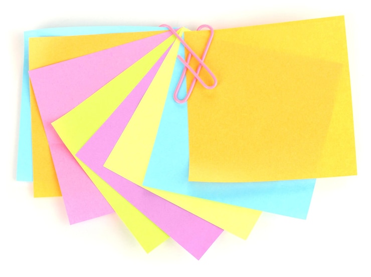Foto pegatinas de colores y clips de papel aislados en blanco