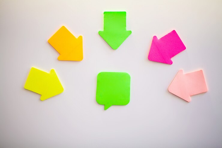Foto pegatinas de colores en la pared blanca. espacio vacío para texto