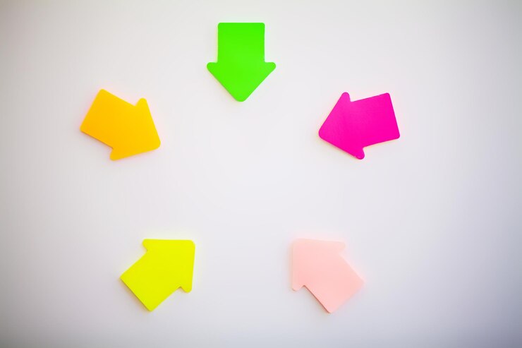 Foto pegatinas de colores en la pared blanca