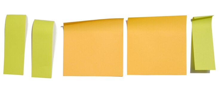 Foto pegatinas de papel multicolor para notas sobre un fondo blanco un lugar para escribir notas de datos