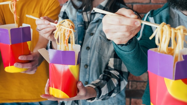 pegue a comida. macarrão chinês no jantar de caixa. hábitos alimentares milenares