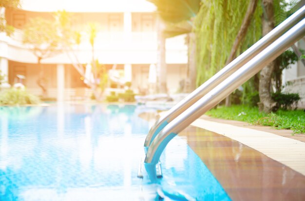 Pegue a escada de barras na piscina azul