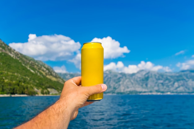 Pegue brinde e beba cerveja, navegando em um iate ao longo da Boka Kotorska Bay