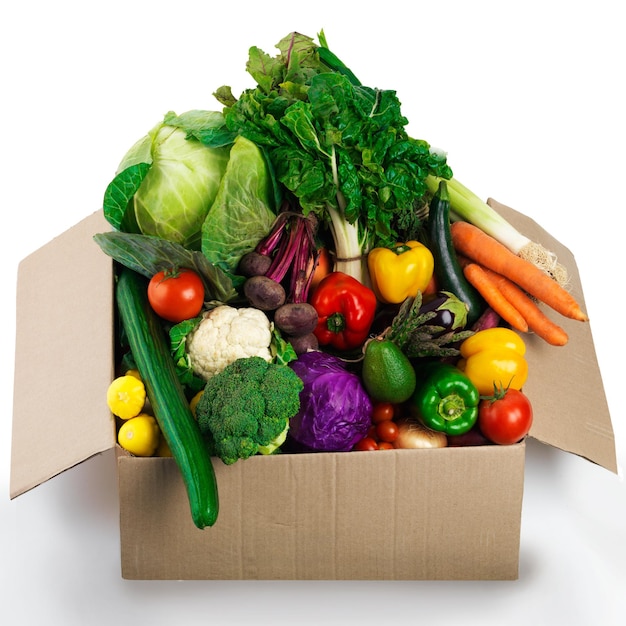 Pegue sua caixa de produtos orgânicos Foto de estúdio de uma caixa de papelão cheia de frutas e legumes