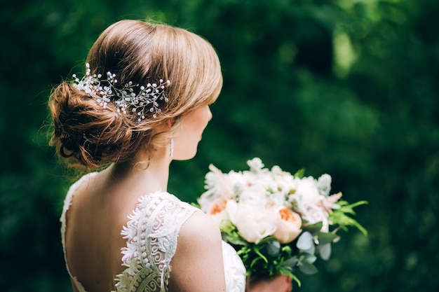 Peinado de boda romántica. adorno para el pelo