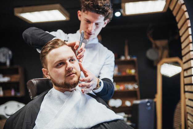 Peinado y corte de cabello para hombres en barbería o peluquería