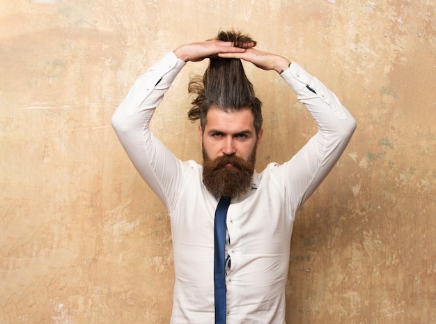 Peinado divertido corte de pelo moderno Hombre barbudo con barba barbudo gay Concepto de barbería Bigote hombres