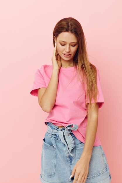 Peinado largo de mujer joven en camisetas rosas fondo aislado