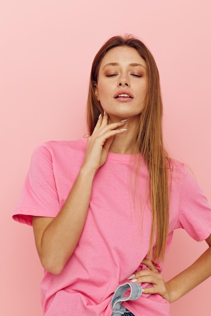 Peinado largo de mujer joven en camisetas rosas fondo aislado