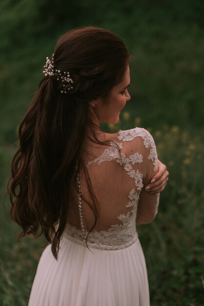 Peinado de una novia con accesorios.