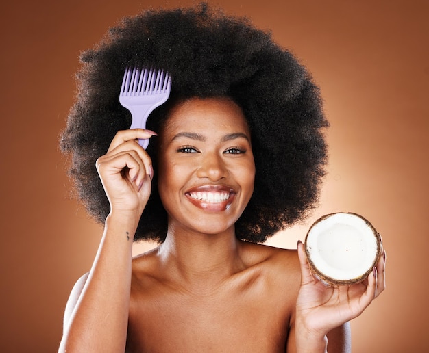 Peine para el cuidado del cabello y retrato de niña con coco para el crecimiento del cabello afro hidratación saludable del cabello o tratamiento de peinado hidratante Bienestar de productos de frutas y rostro de mujer negra con rutina natural