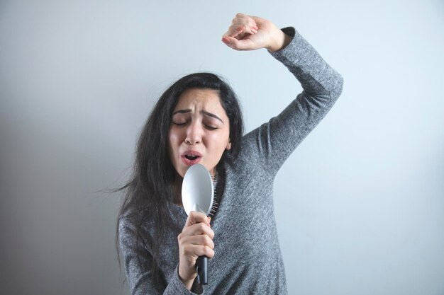 Peine de mano de mujer canta