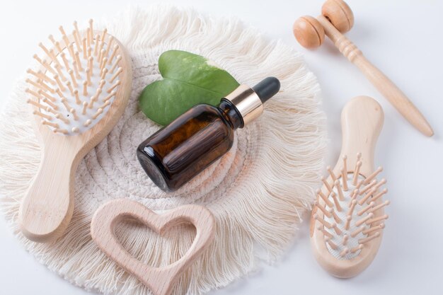 Foto peine de masaje de madera para la cabeza tratamientos de bienestar con aceites aromáticos
