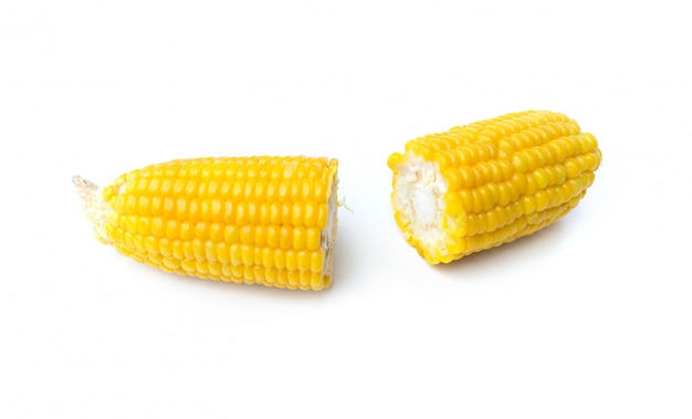 Peines de maíz dulce aislado sobre un fondo blanco.