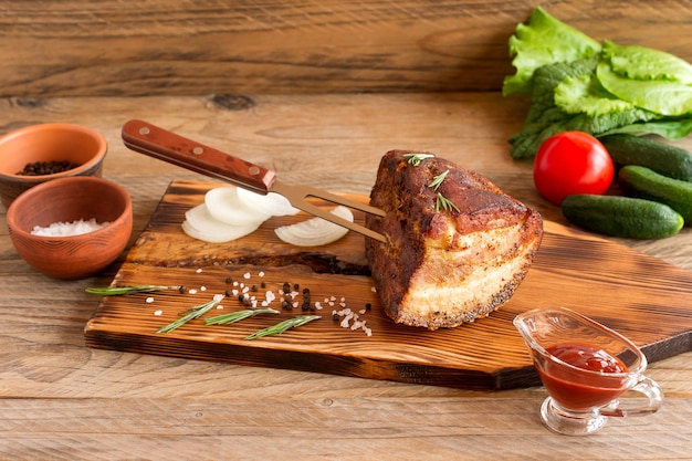 Peito de carne de churrasco defumado caseiro na tábua de madeira antes de cortar.