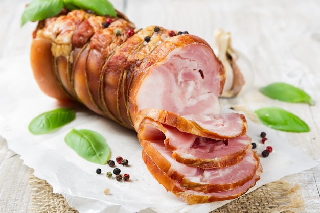 Peito de carne defumado em um fundo de madeira