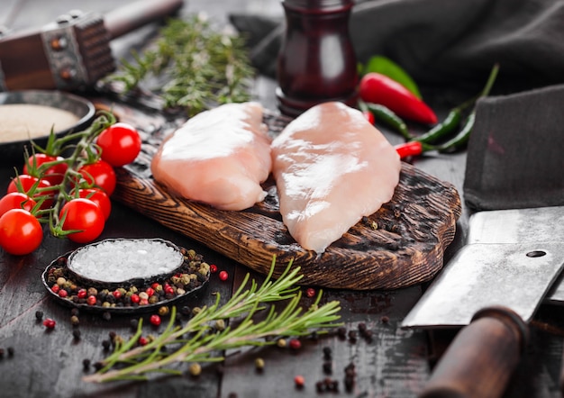 Foto peito de filé de frango orgânico cru fresco na placa vintage