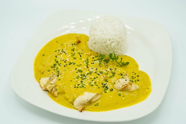 Peito de frango com arroz branco e molho de caril