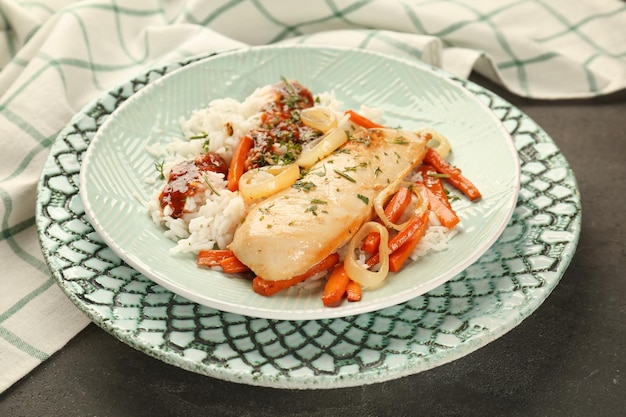 Peito de frango com arroz servido no jantar à mesa