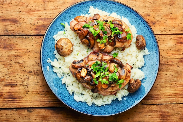 Peito de frango com molho de marsala e arroz